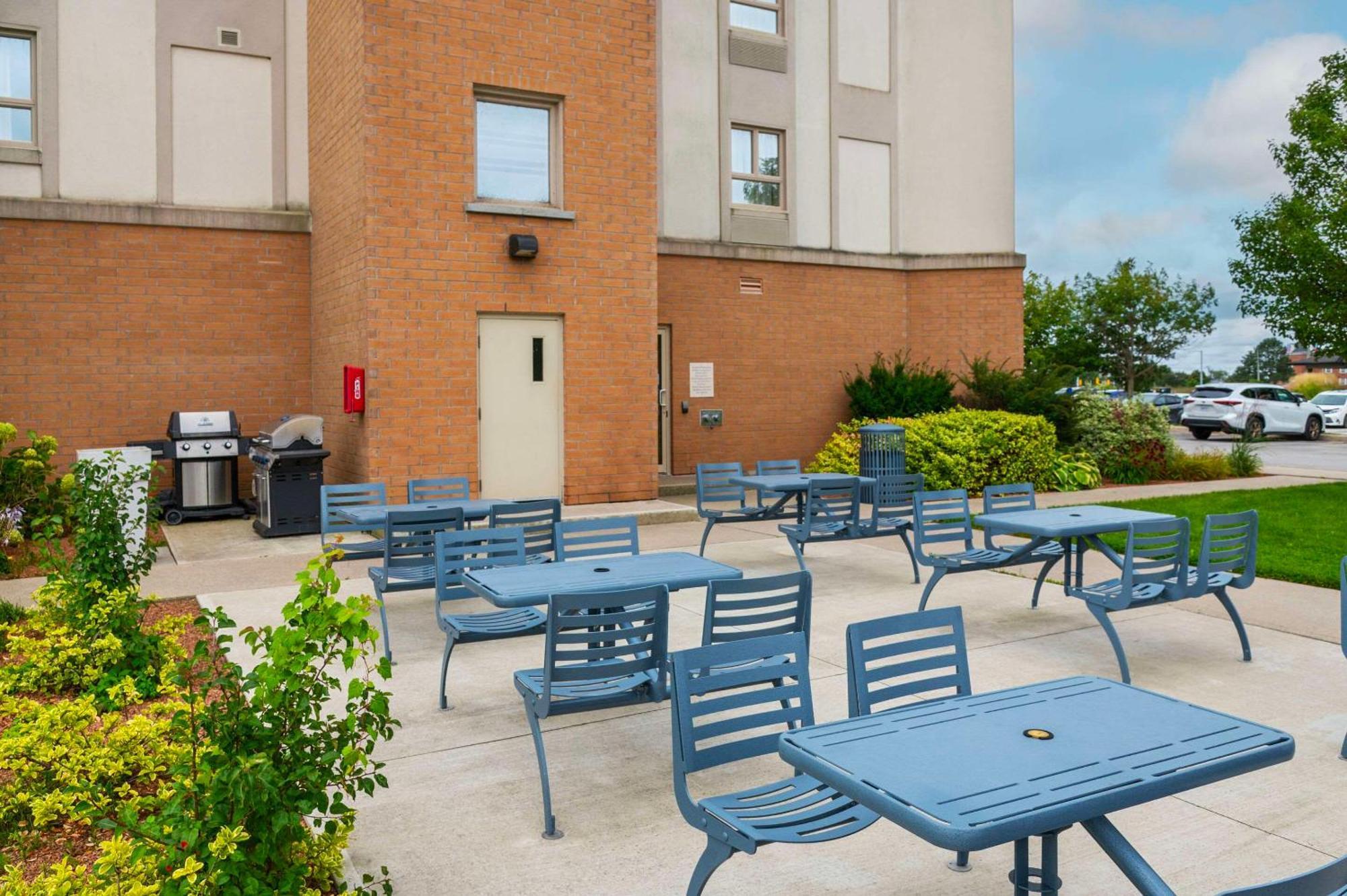 Comfort Inn & Suites Кинкардин Екстериор снимка
