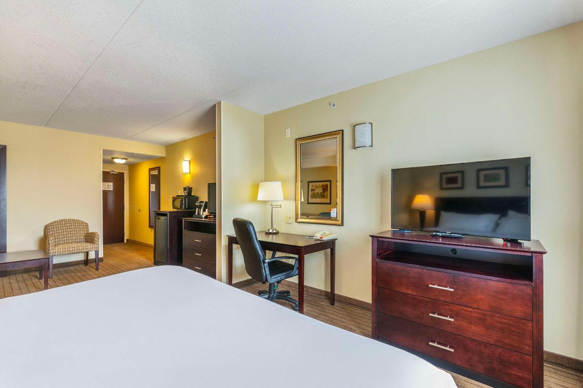 Comfort Inn & Suites Кинкардин Екстериор снимка