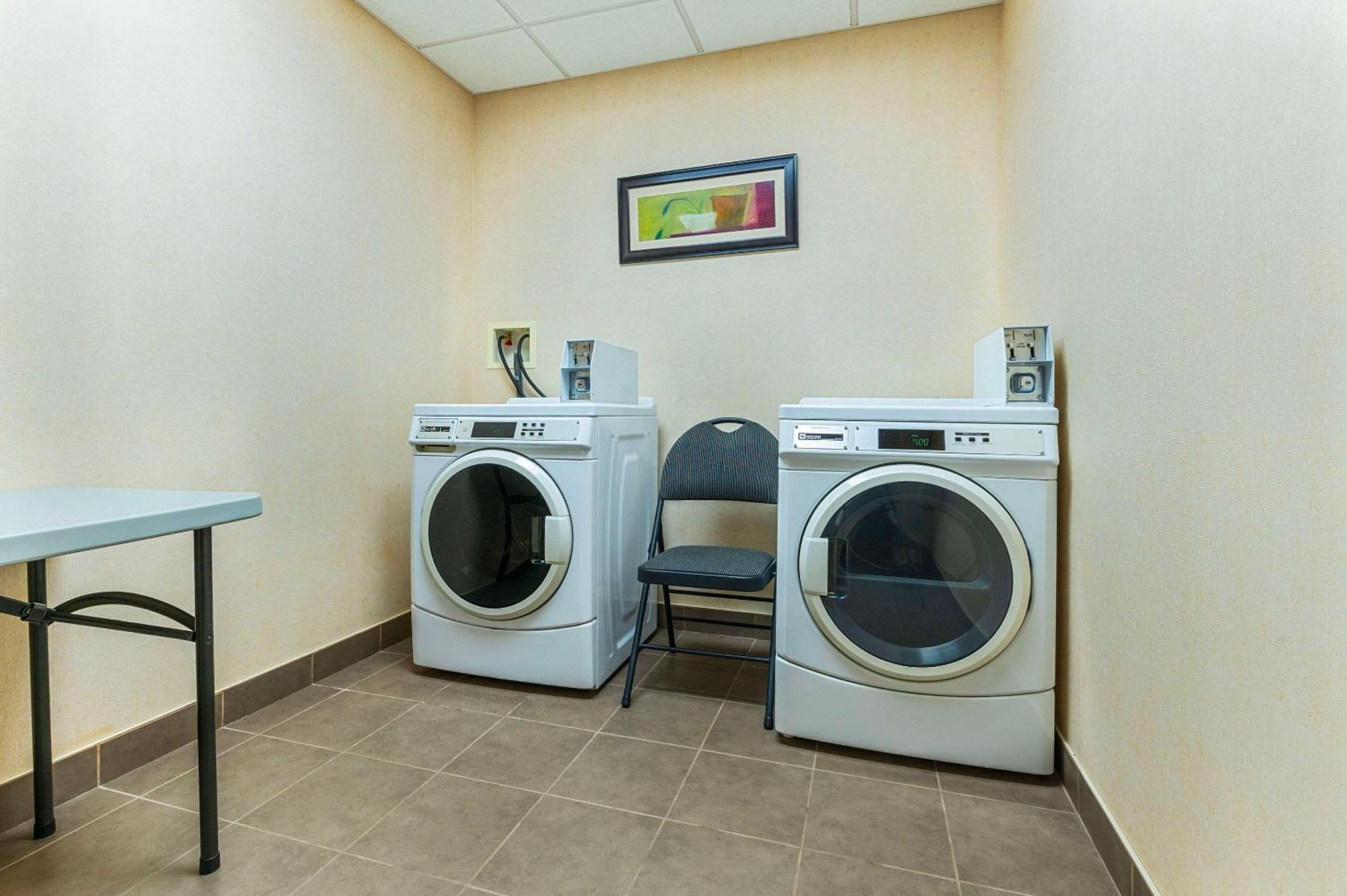 Comfort Inn & Suites Кинкардин Екстериор снимка