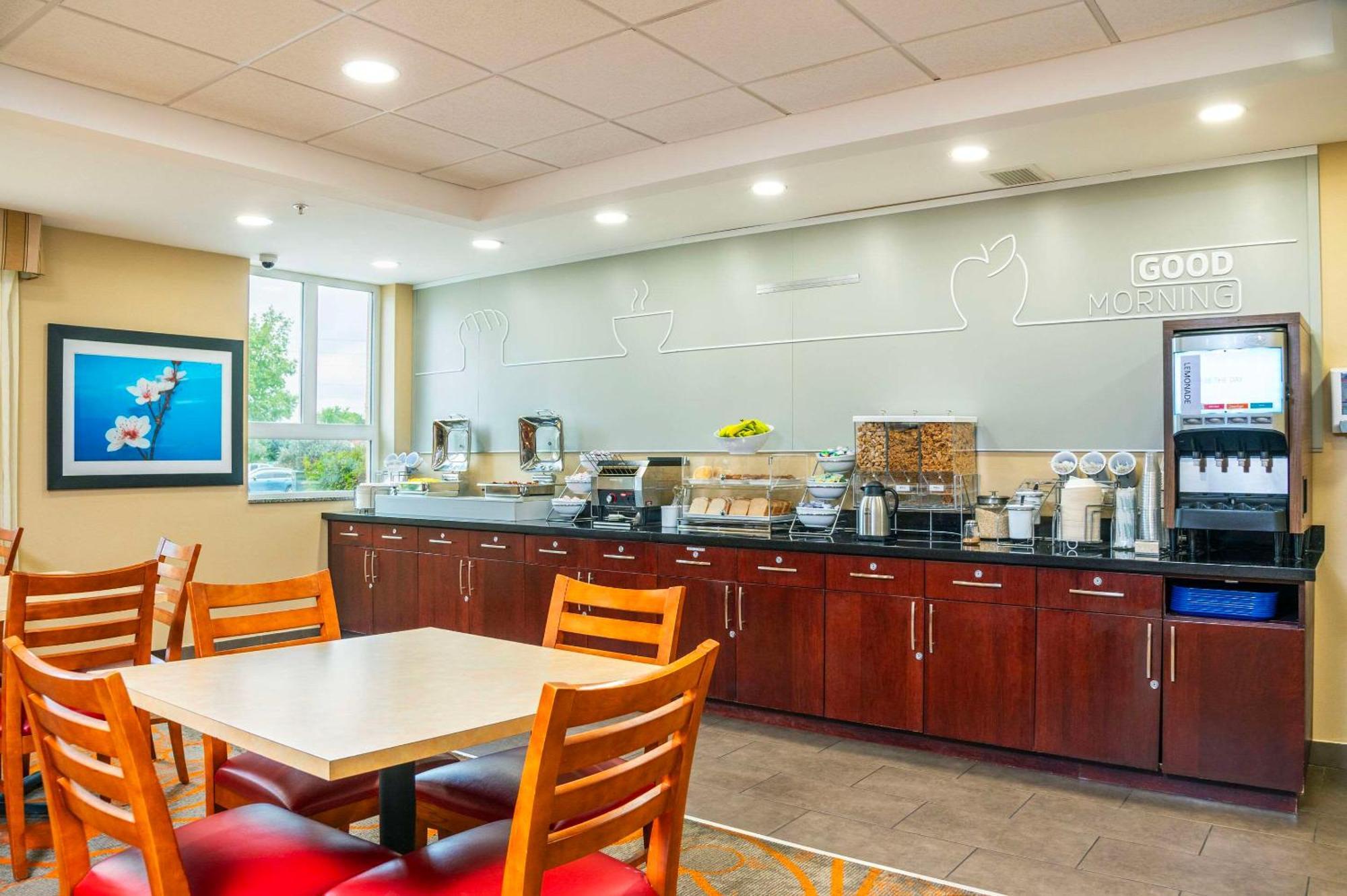 Comfort Inn & Suites Кинкардин Екстериор снимка