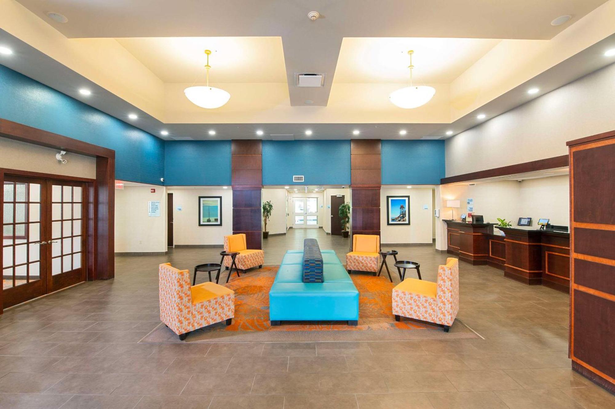 Comfort Inn & Suites Кинкардин Екстериор снимка