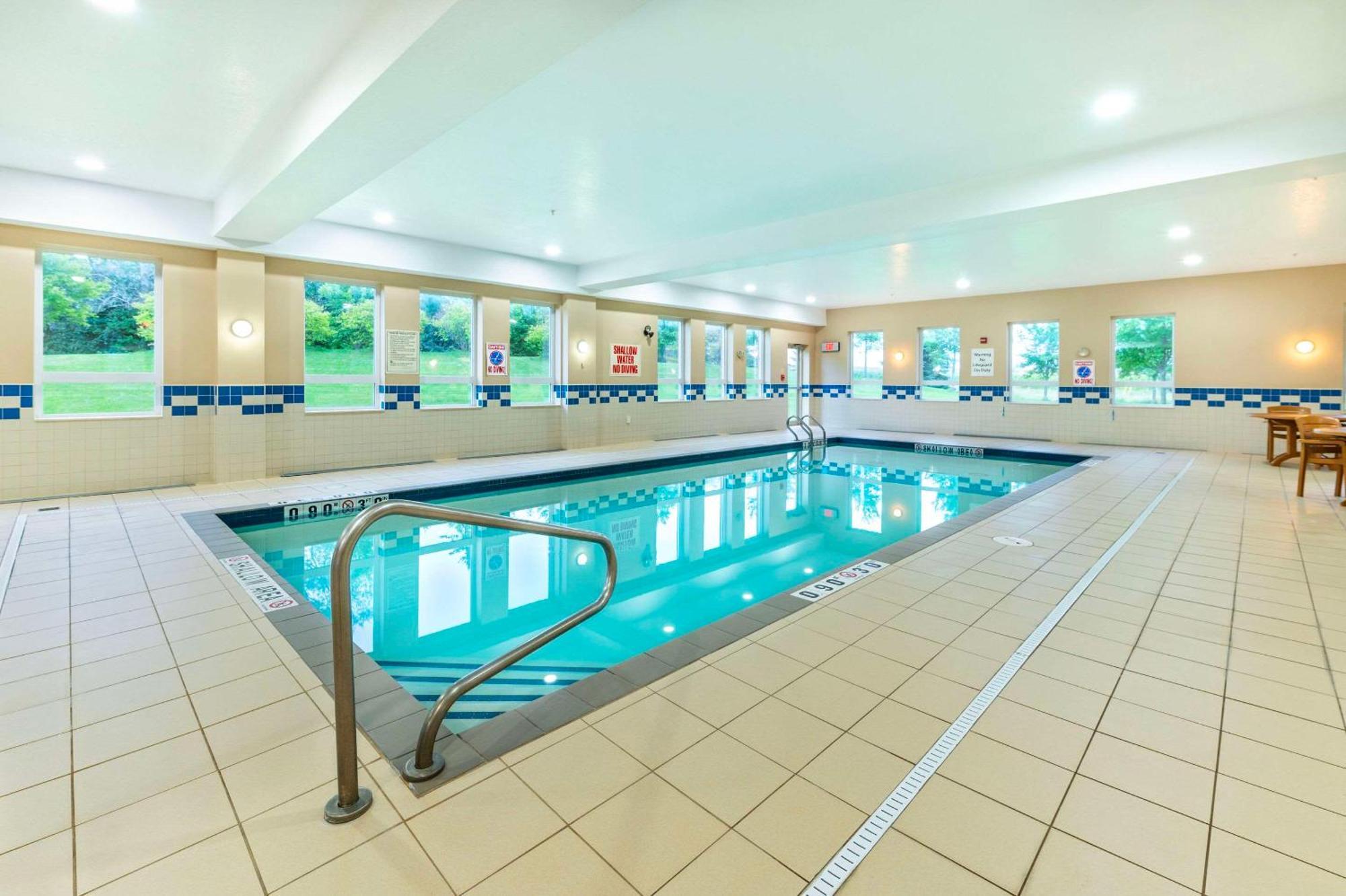 Comfort Inn & Suites Кинкардин Екстериор снимка