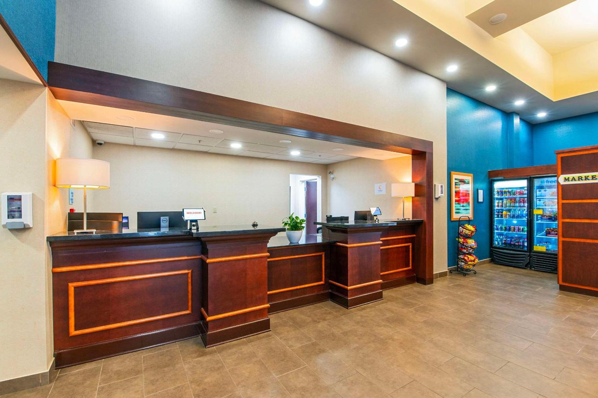 Comfort Inn & Suites Кинкардин Екстериор снимка